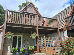 Valley View Lodge, A beautiful 3 bedroom lodge with private Hot Tub and use of all onsite leisure facilities including fitness suite, indoor and outdoor pools set in the heart of the Tamar Valley